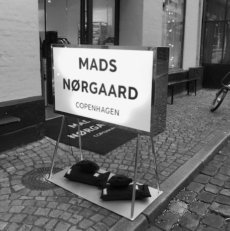 Specialdesignet udendørs lysskilt til Mads Nørgaard butik i Aarhus
